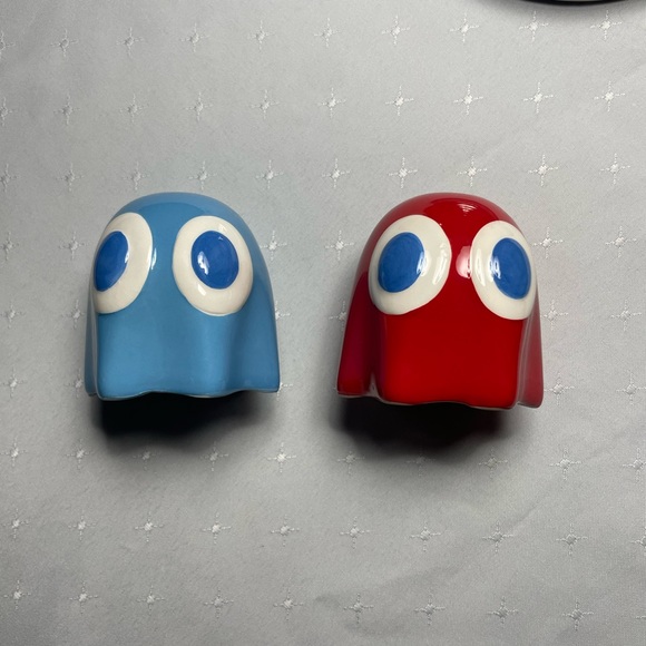 Pac-Man Salt & Pepper Shakers - Picture 2 of 4